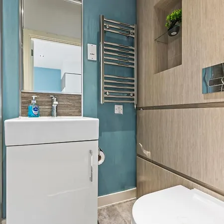 Апартаменти Elegant Flat - Sleeps 8 - Highrise View Centre Лідс