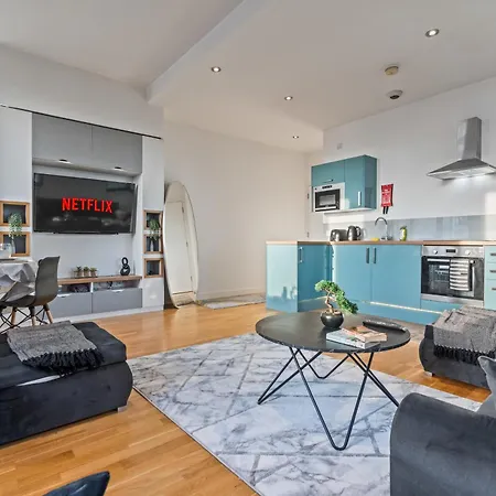 Апартаменти Elegant Flat - Sleeps 8 - Highrise View Centre *