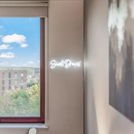 Elegant Flat - Sleeps 8 - Highrise View Centre * לידס