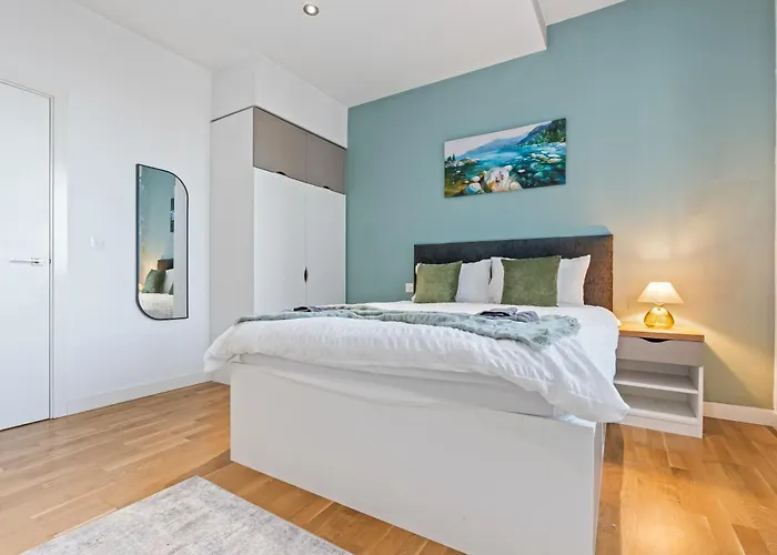 Elegant Flat - Sleeps 8 - Highrise View Centre * Leeds (West Yorkshire)