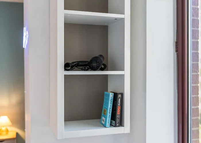 Elegant Flat - Sleeps 8 - Highrise View Centre * Leeds (West Yorkshire)