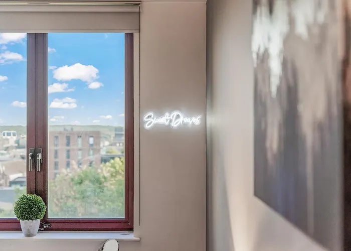 Elegant Flat - Sleeps 8 - Highrise View Centre * Leeds (West Yorkshire)